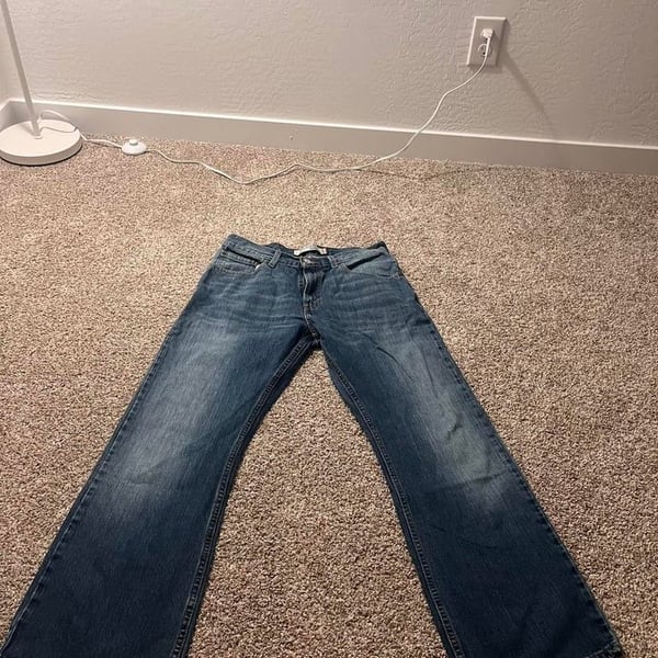 Levi's 557 relaxed bootcut jeans
no stains or holes