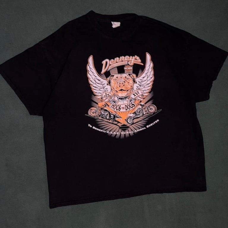 Harley Davidson “Hogs for Dogs” XXL graphic tee. Super Unique Print on Front in Excellent Condition, No Flaws. Absolutely love this piece.
#harleydavidson #harley #dog #motorcycle #depop 2