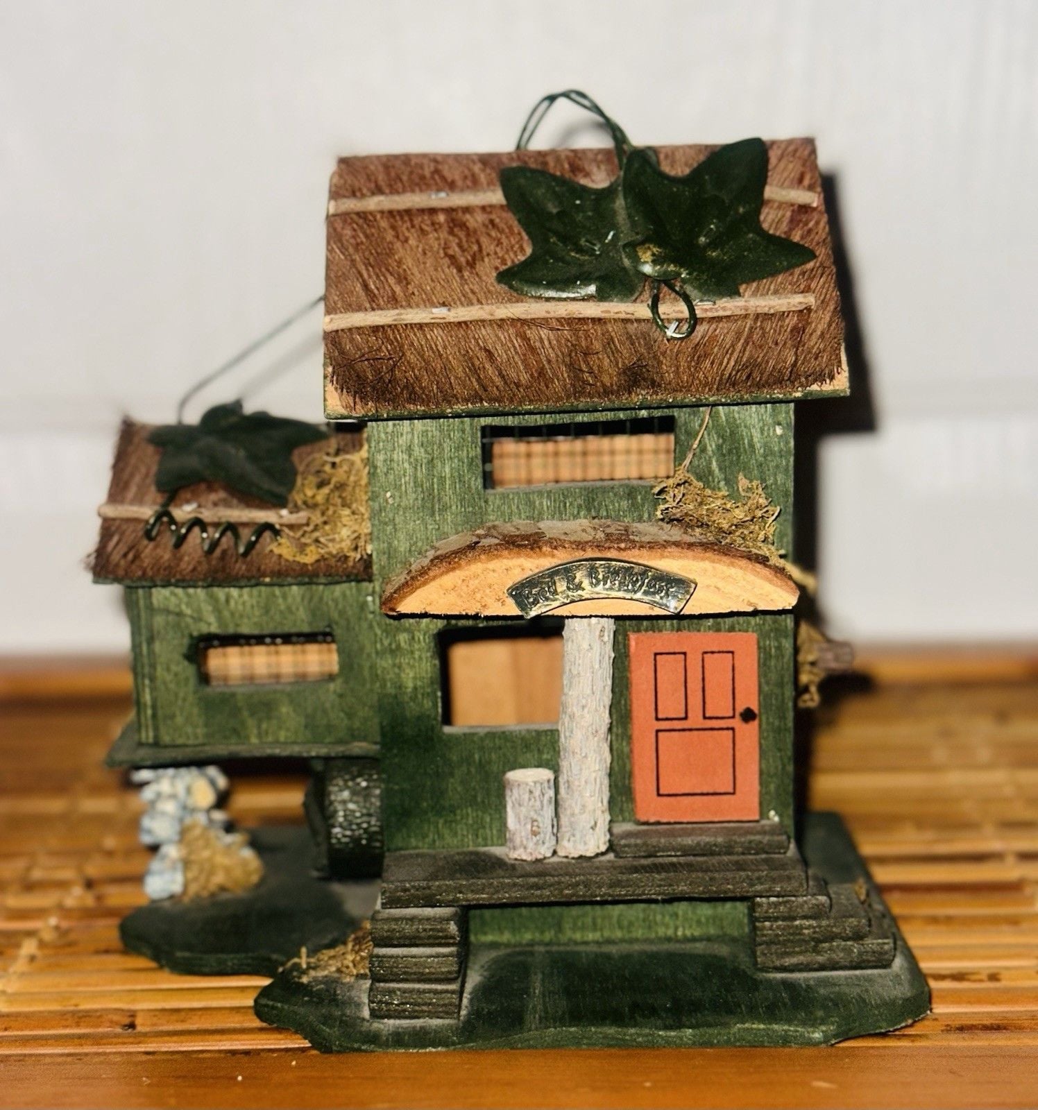 NWOT Vintage Wooden Bed & Breakfast Bird House Bird Feeder Outdoor Springtime 4