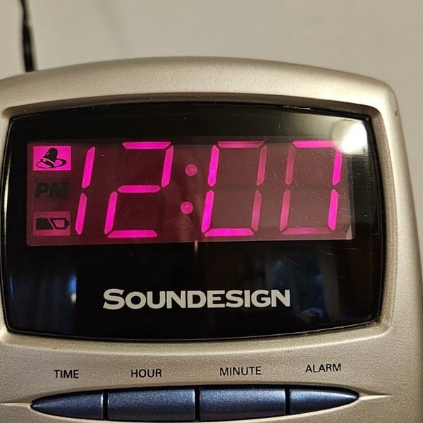 Soundesign 3104-A Digital Alarm Clock Snooze Dimmer Battery Backup Blue/Silver
