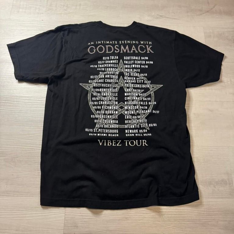 ๐ฅ Godsmack โVibez Tourโ 2024 Concert T-Shirt โ XL ๐ฅ
A must-have for any Godsmack fan! This official Vibez Tour 2024 t-shirt features an epic front graphic of the band and an all-dates tour print on the back. Perfect for collectors, rock fans 4