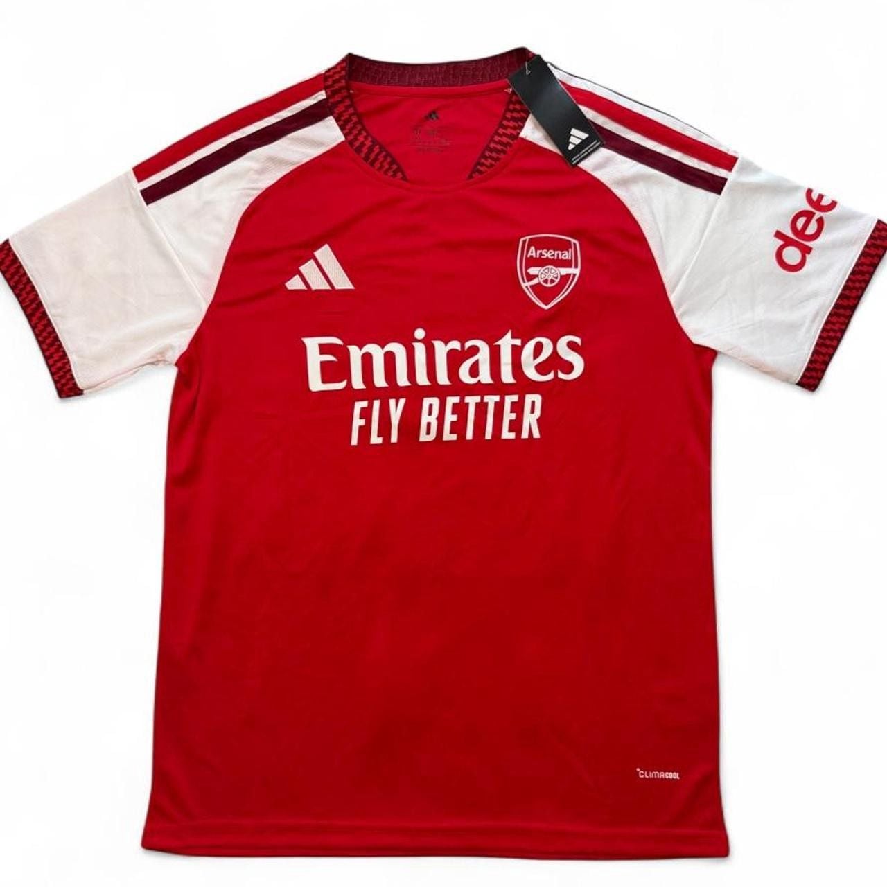 Adidas Arsenal 2026/27 home shirt in red with white sleeves and red stripes number seven Saka on the back size XL dimensions in the pictures brand new with tags. 2