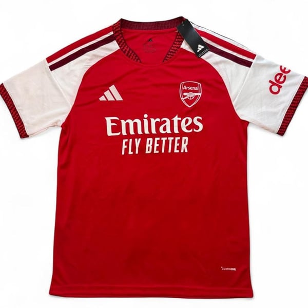 Adidas Arsenal 2026/27 home shirt in red with white sleeves and red stripes number seven Saka on the back size XL dimensions in the pictures brand new with tags.