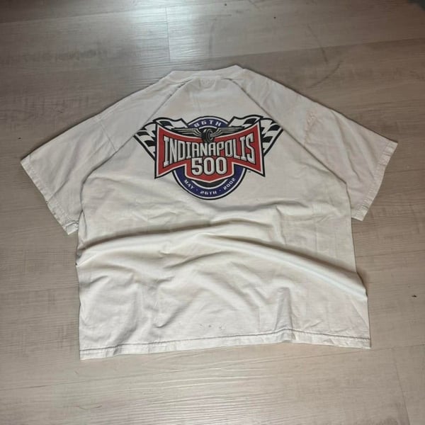 🏁🔥 Vintage 2002 Indianapolis 500 Tee – Racing Nostalgia! 🔥🏁

Throw it back to the 86th running of the legendary Indianapolis 500 with this dope vintage tee! Perfect for racing fans, motorsports lovers, and Y2K streetwear collectors.

⚡ De