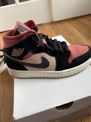 Women’s Jordan 1 Mid 7