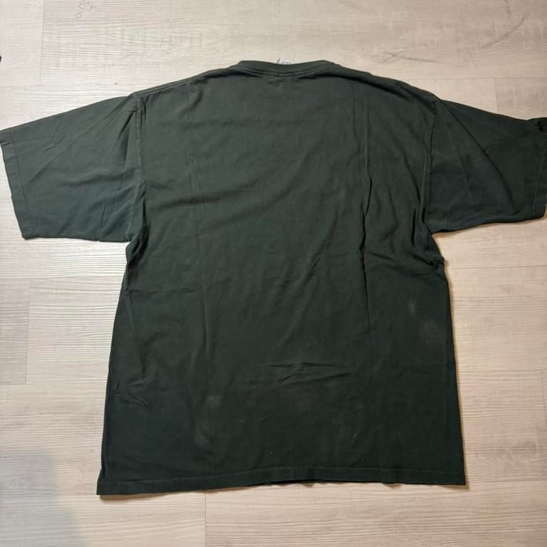 π₯ Vintage Tommy Hilfiger Made in USA Tee β XL π₯
Step up your streetwear game with this rare vintage Tommy Hilfiger tee π₯. Made in the USA πΊπΈ and crafted from 100% cotton, this dark green gem gives you that perfect oversized, worn-in vib 4
