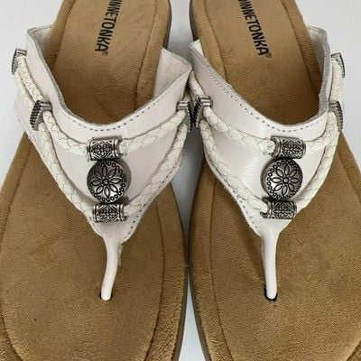 Minnetonka Sandals Womens Size 9 White Leather Thong Wedge Medallion Comfort 7