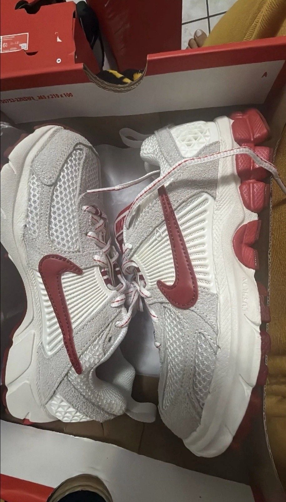 Nike Vomero 5 SE (GS) White/Red Low Top Mesh Sneakers Kids US 3.5 IB5727-100 5