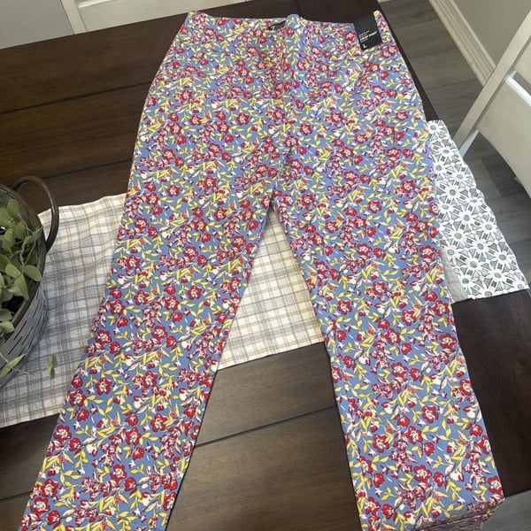 7th AVENUE DESIGN STUDIO Red Blue FLORAL  CROPPED Pant- stretch  Women's Size  8-0112
