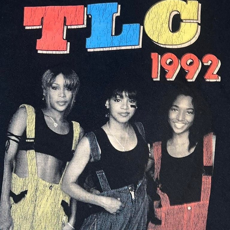 Vintage Y2K TLC 1992 Classic Group Members Graphic Tee. Essential Female Rap Style Shirt. Great 2000s Look in Good Used Condition No Flaws.
Size - S
pit to pit - 17.5”
Length - 26”
#TLC #vintage #y2k #2000s #hiphop 3