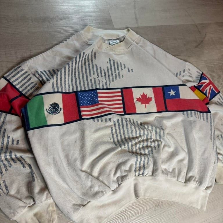 π Vintage International Flags Sweatshirt π
This Santiago Sport 1541 sweatshirt is a true β90s vintage gem! Featuring a bold world flag design across the chest and sleeves, an earthy cream base, and a relaxed oversized fit, this pullover is perfe 3