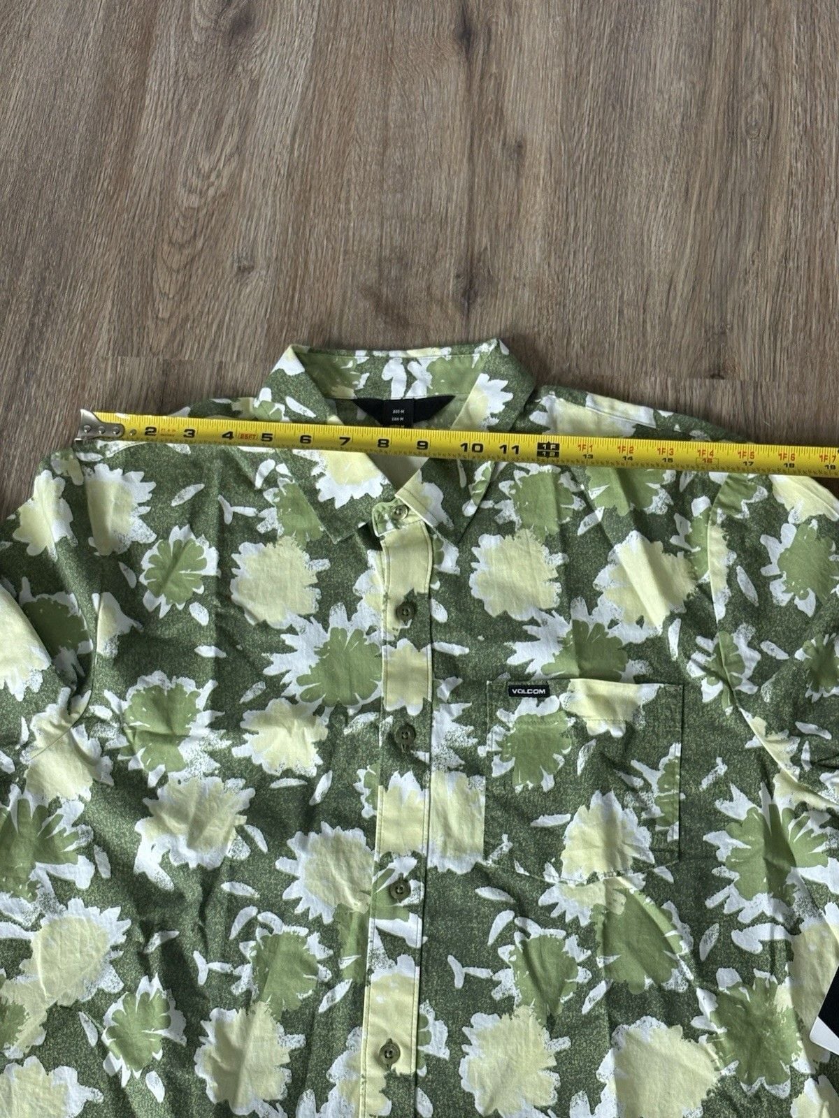 New Volcom Non Floral Button Up Short Sleeve Shirt Size Medium Green MSRP $60 8