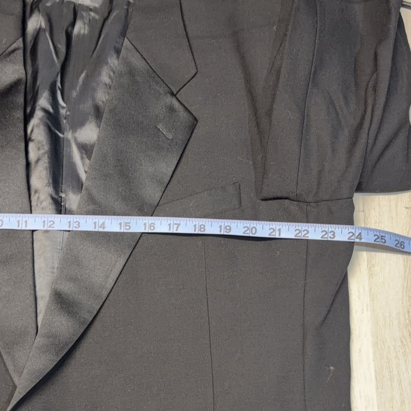 Valentino Uomo Made in Italy Men’s Black Tuxedo Jacket Satin Peak Lapel Vintage 4