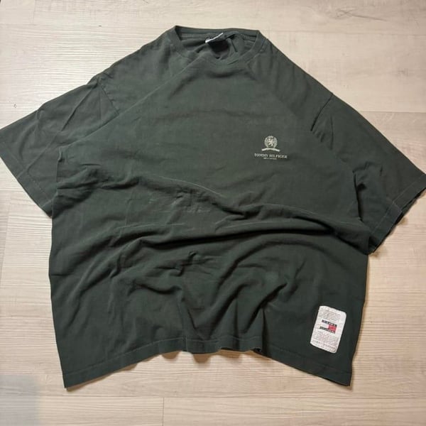 🔥 Vintage Tommy Hilfiger Made in USA Tee – XL 🔥

Step up your streetwear game with this rare vintage Tommy Hilfiger tee 💥. Made in the USA 🇺🇸 and crafted from 100% cotton, this dark green gem gives you that perfect oversized, worn-in vib