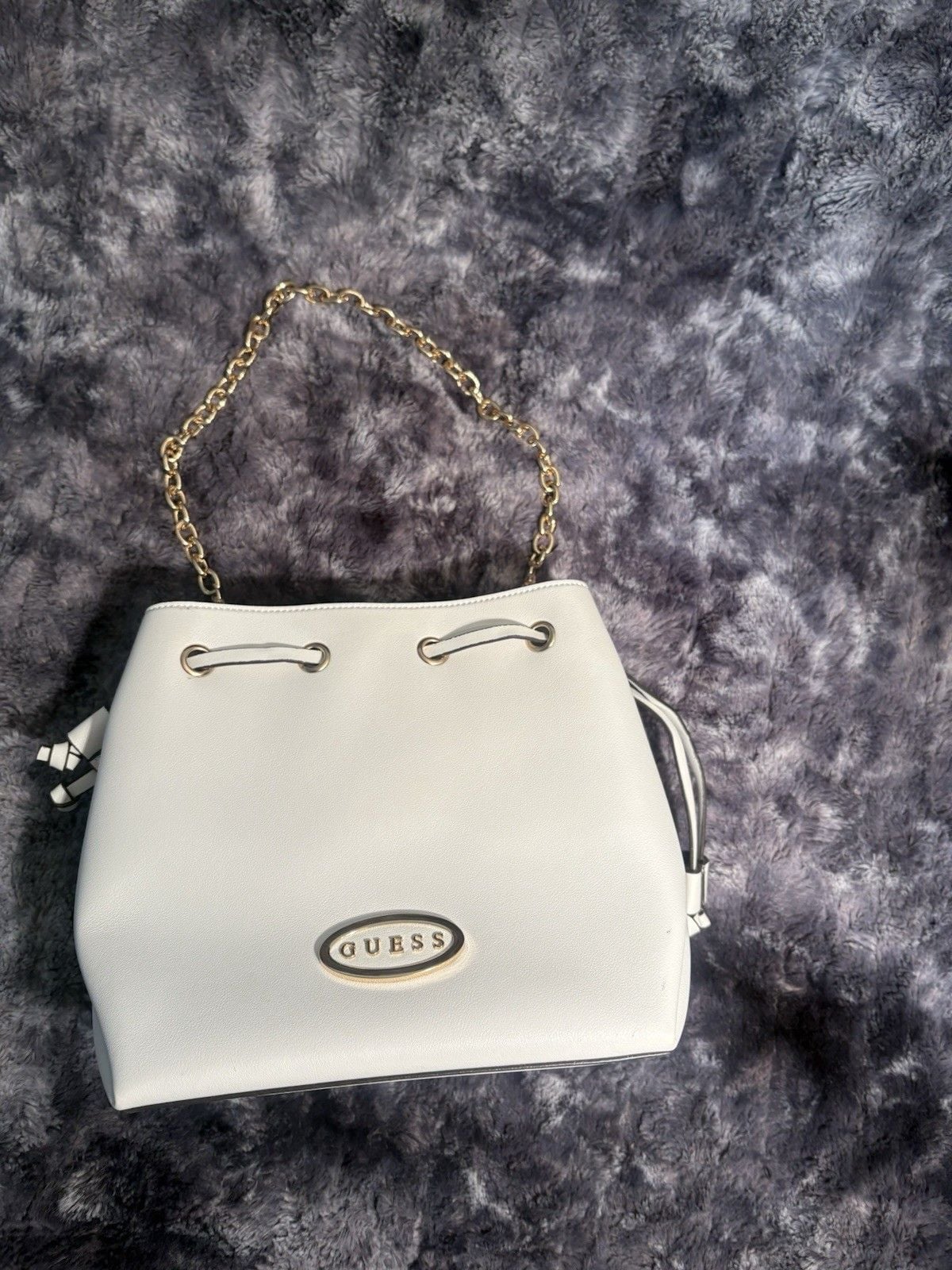 GUESS Womens White Bucket Bag Handbag Drawstring Gold Chain Shoulder Bag Purse 3