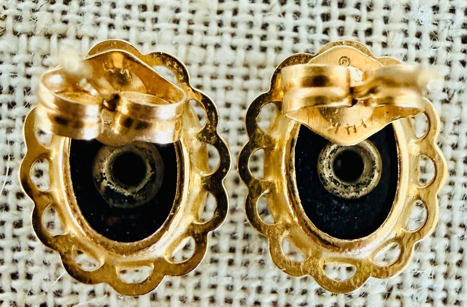 Vintage 14K Yellow Gold Black Onyx & Diamond Stud Earrings Scallop Frame 4