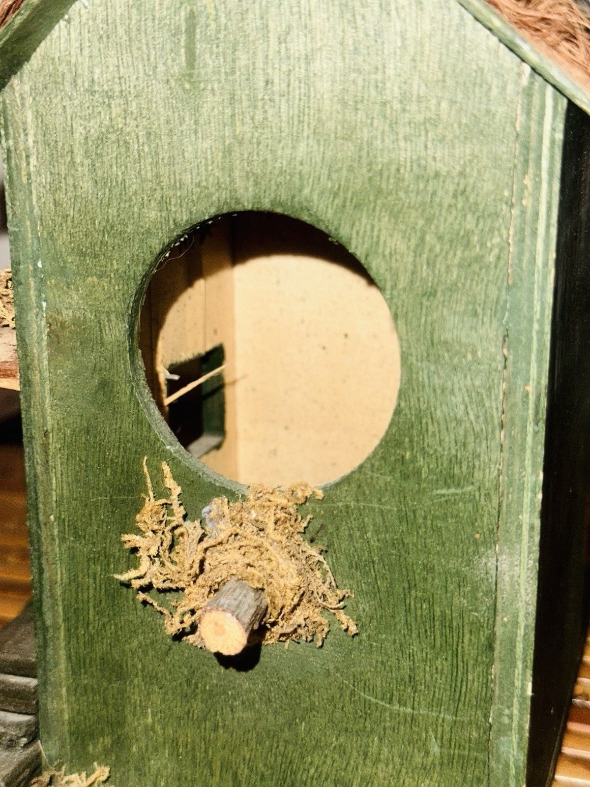 NWOT Vintage Wooden Bed & Breakfast Bird House Bird Feeder Outdoor Springtime 19