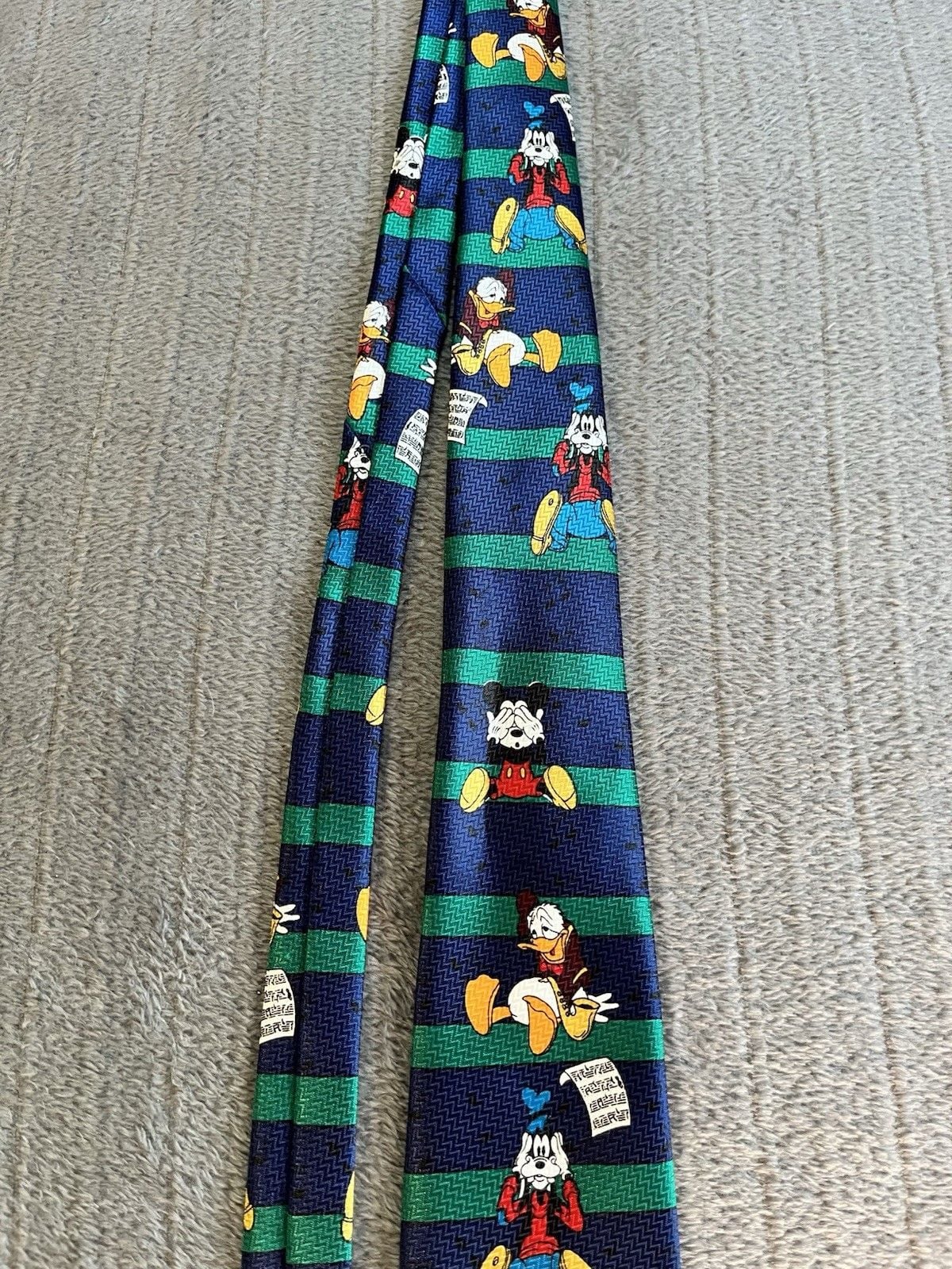Men’s Disney Mickey Mouse Goofy Donald Duck 100 % Silk Neck Tie Blue Green 4” 9