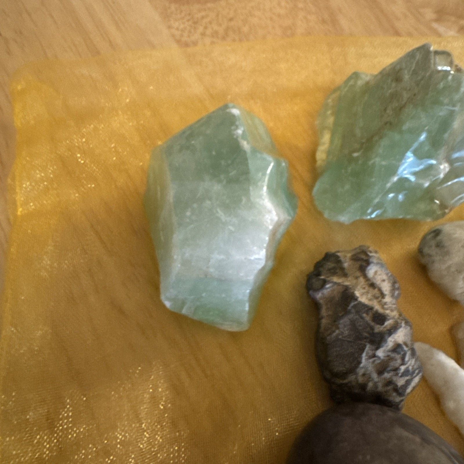 Natural Crystal & Stone Bundle – Raw Green Crystals, Seashell, Pouch 3