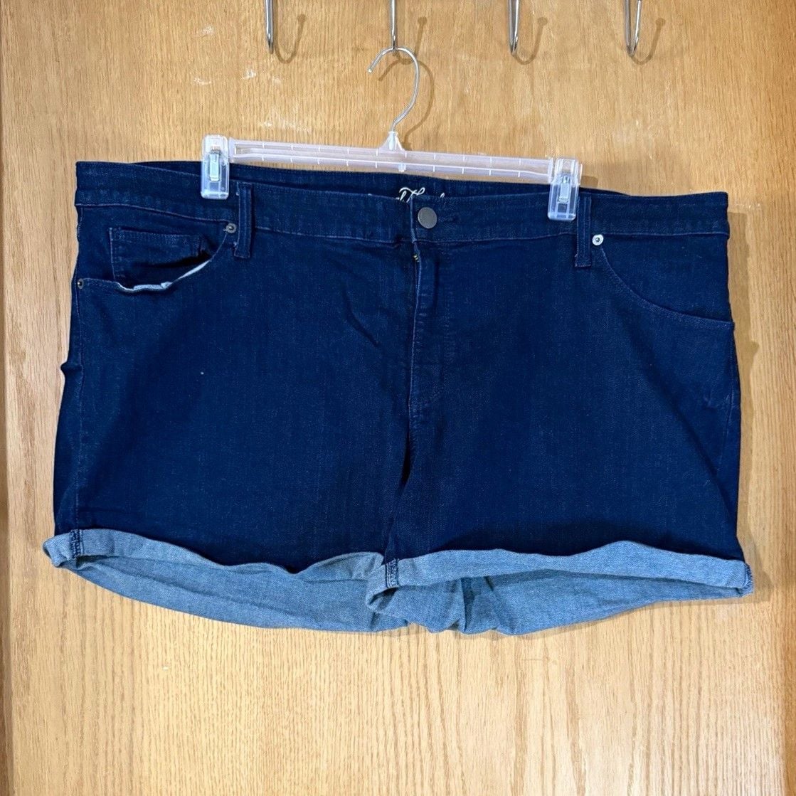 Universal Thread Women's Plus 26W Blue Dark Wash Denim Cut Off Cuffed Shorts 2