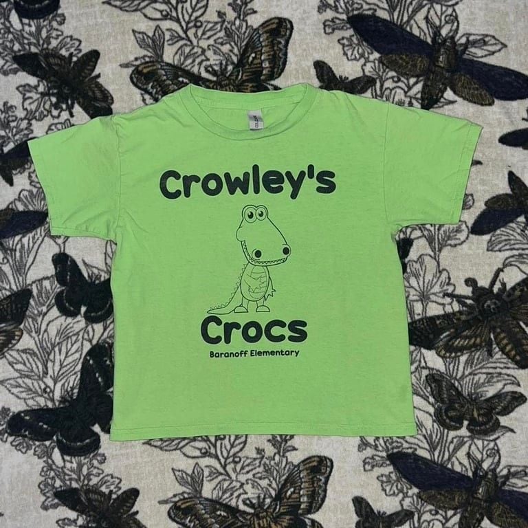 Brat Green Baby Tee with Black Lettering and Cut Crocodile Illustration. Youth Small.
‘Crowley’s Crocs’ Baranoff Elementary Lime Green Baby Graphic Tee. Great Condition, No Flaws. Brat Summer vibe shirt.
Size - YS
pit to pit - 16”
Length - 18.5 2