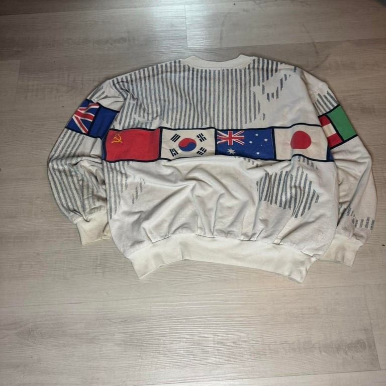 π Vintage International Flags Sweatshirt π
This Santiago Sport 1541 sweatshirt is a true β90s vintage gem! Featuring a bold world flag design across the chest and sleeves, an earthy cream base, and a relaxed oversized fit, this pullover is perfe 4