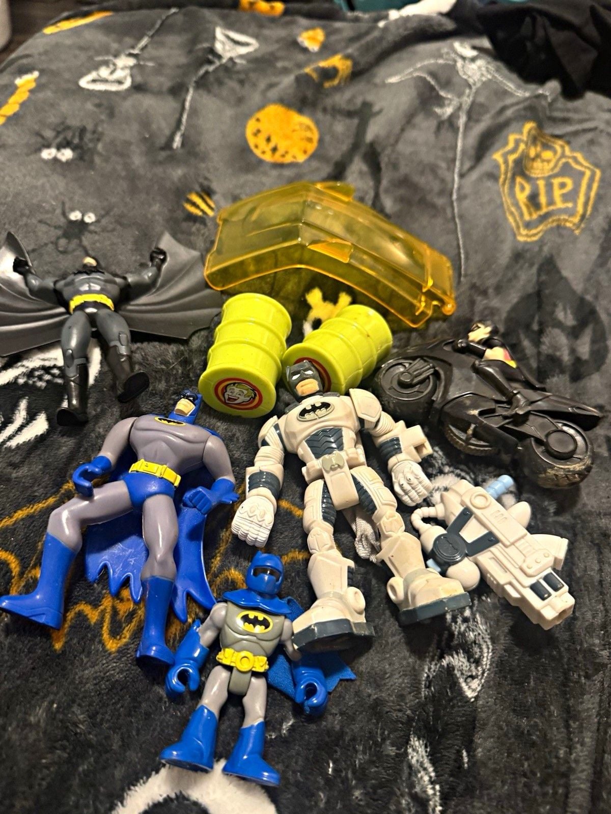 Batman Mixed Lot 4 Pack Action Figures w/ Batcycle & Accessories Plastic 1