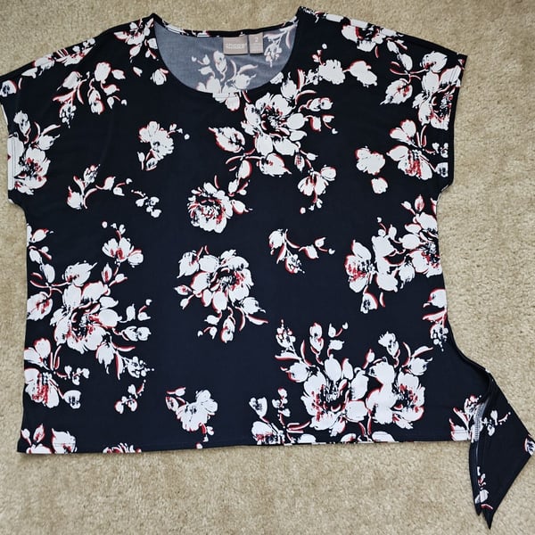 Chico's Women's Size 2 Black Floral Top White Red Asymmetrical Hem Short Sleeve