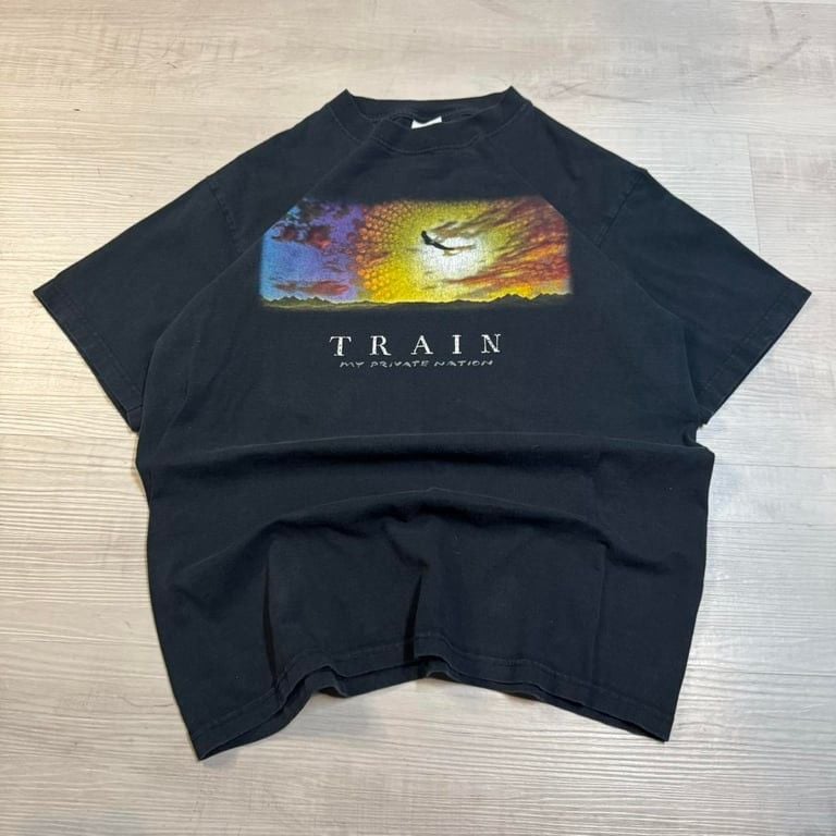 ๐ Vintage 2004 Train โMy Private Nationโ Tour Tee ๐
Epic throwback to Trainโs iconic My Private Nation Tour 2004! Featuring a stunning sunset graphic on the front and full tour dates on the back. ๐ถ๐ฅ A must-have for any Train fan or vint 2