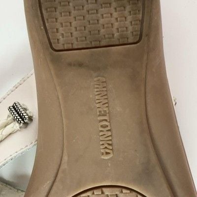 Minnetonka Sandals Womens Size 9 White Leather Thong Wedge Medallion Comfort 9