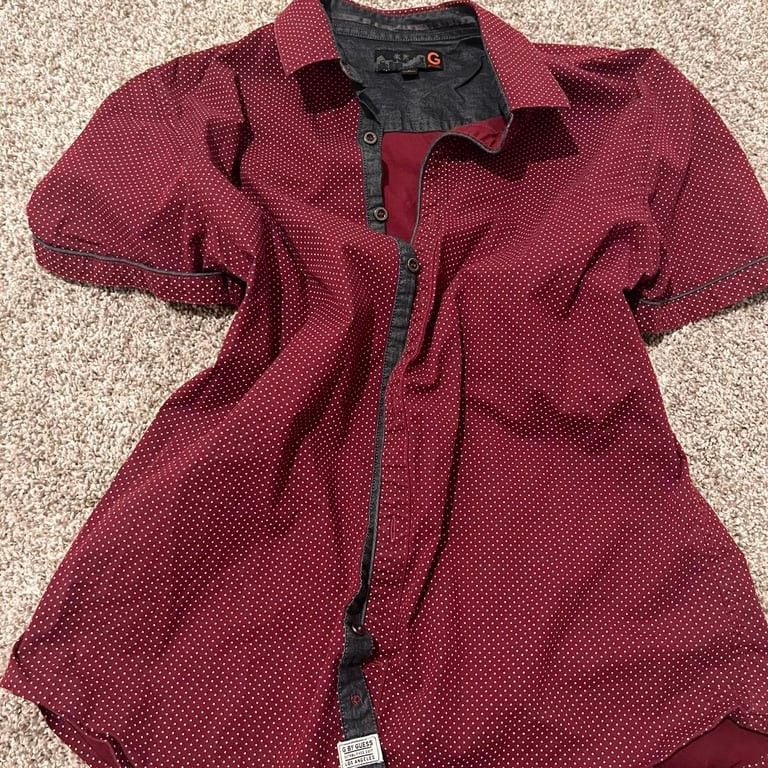 red and white dotted Guess button up
flawless
large fit like medium 2