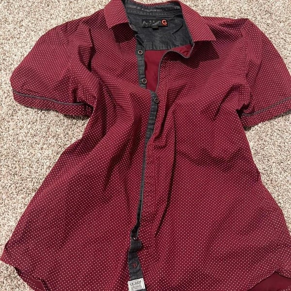 red and white dotted Guess button up
flawless
large fit like medium