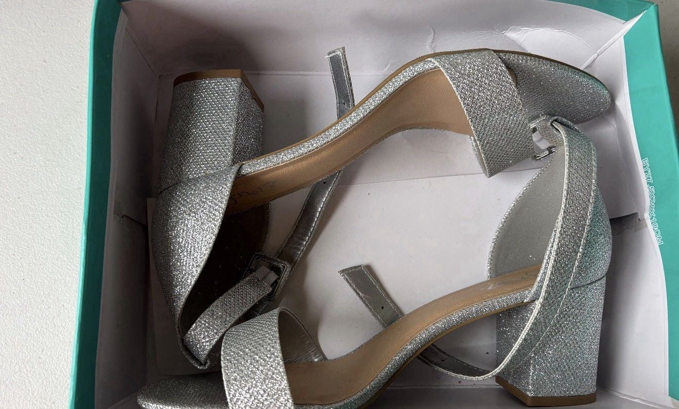 Y Not? Women’s Silver Glitter Strappy Block Heel Sandals Open Toe Buckle 10 3