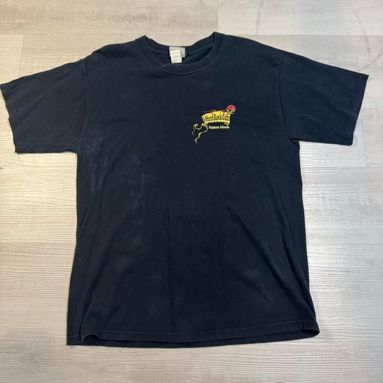 🔥 Vintage Hard Rock Café Cayman Islands Pirate Tee 🔥
🏴☠️ Set sail in style with this dope vintage Hard Rock Café shirt featuring an epic pirate-themed graphic! Treasure chests, swords, and a legendary ship make this a must-have for coll 4