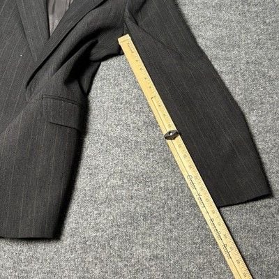 Adolfo Suit  Men’s 42R Classic Fit Charcoal Gray Wool Blend Pinstripe  15