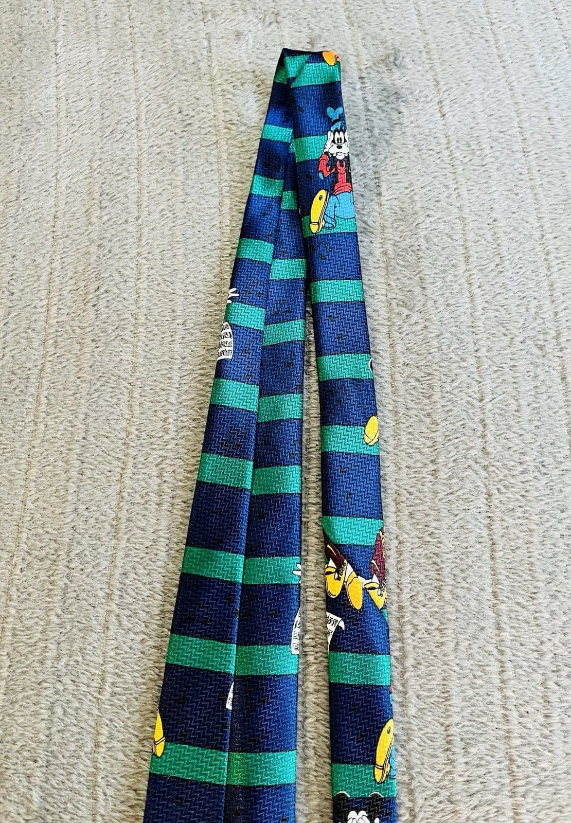 Men’s Disney Mickey Mouse Goofy Donald Duck 100 % Silk Neck Tie Blue Green 4” 4