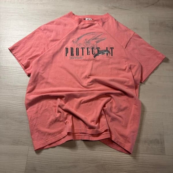 🔥 Vintage SeaWorld "Protect It" Embroidered T-Shirt – XL 🔥

A bold and eco-conscious vintage tee with an embroidered "Protect It" SeaWorld graphic featuring a dolphin and ocean waves. Perfect for ocean lovers, vintage collectors, and streetwear e