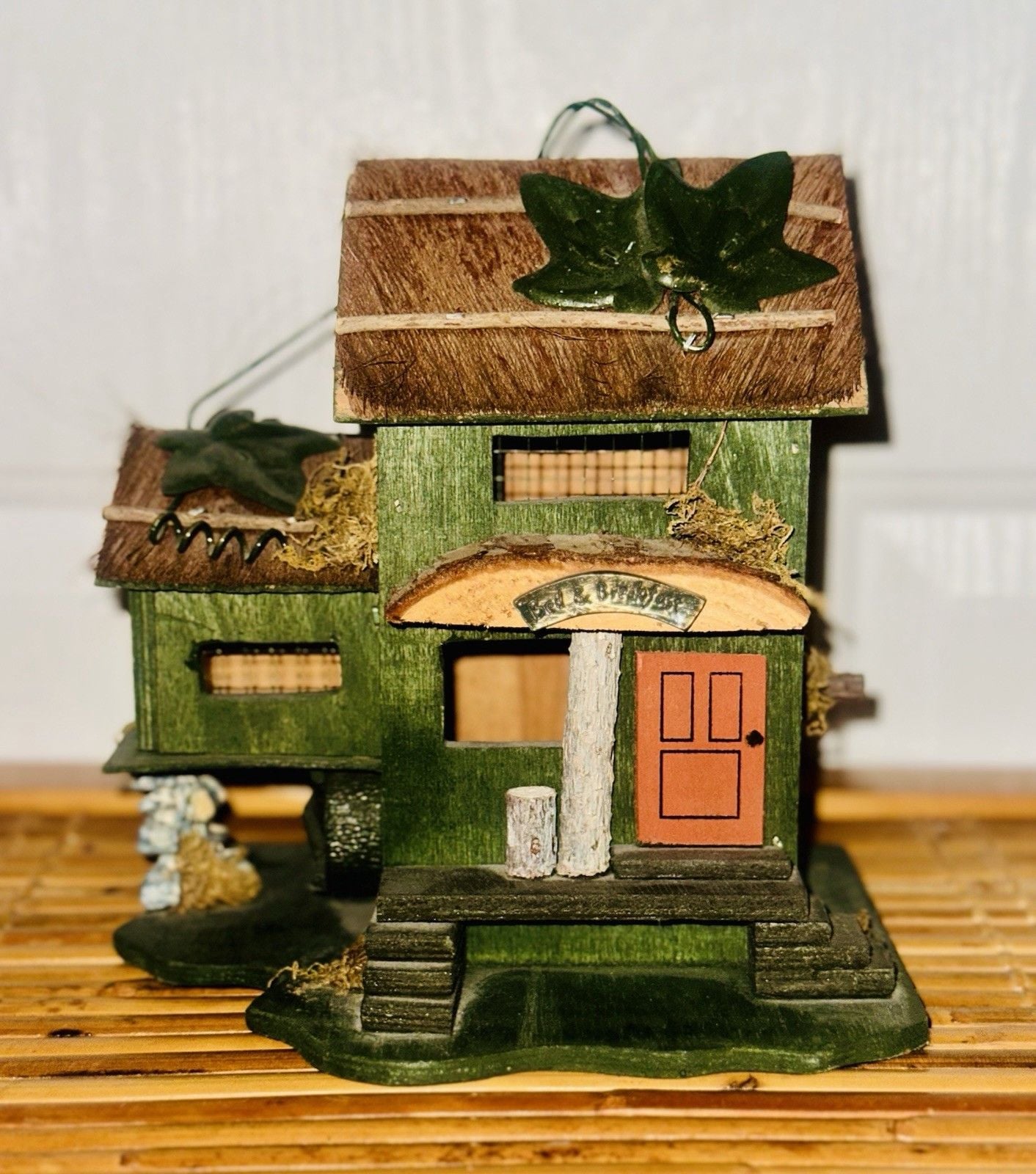 NWOT Vintage Wooden Bed & Breakfast Bird House Bird Feeder Outdoor Springtime 1