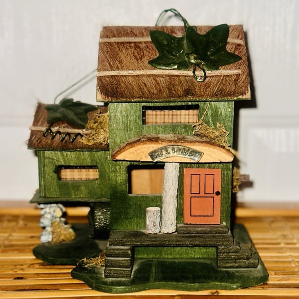 NWOT Vintage Wooden Bed & Breakfast Bird House Bird Feeder Outdoor Springtime