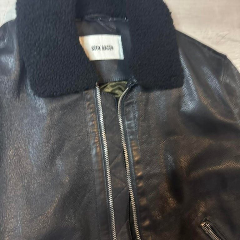 Black Mason Shearling-Collar Leather Bomber Jacket β XL
Step up your outerwear game with this sleek and rugged Black Mason leather bomber jacket. Crafted from genuine black leather, this timeless piece is built to turn heads and keep you warm in style 4
