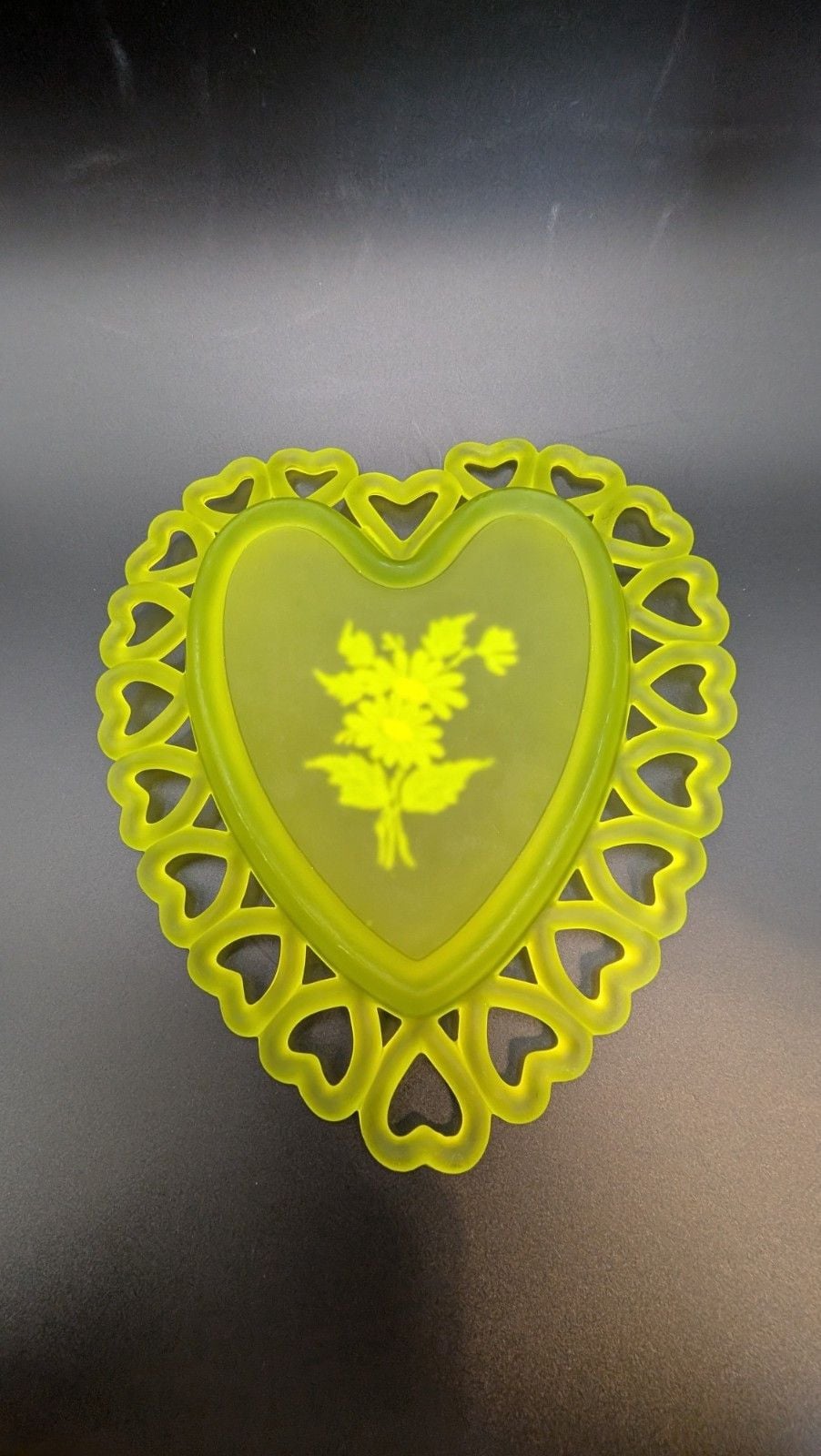 Westmoreland Satin Green Heart Shaped Glass Dish Daisy Decal Vintage 3