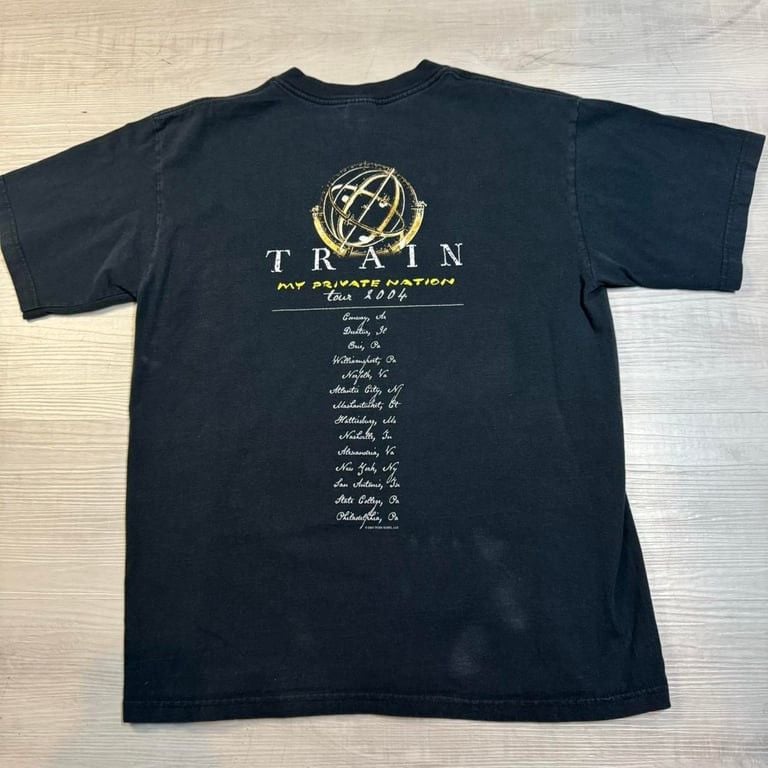 ๐ Vintage 2004 Train โMy Private Nationโ Tour Tee ๐
Epic throwback to Trainโs iconic My Private Nation Tour 2004! Featuring a stunning sunset graphic on the front and full tour dates on the back. ๐ถ๐ฅ A must-have for any Train fan or vint 4