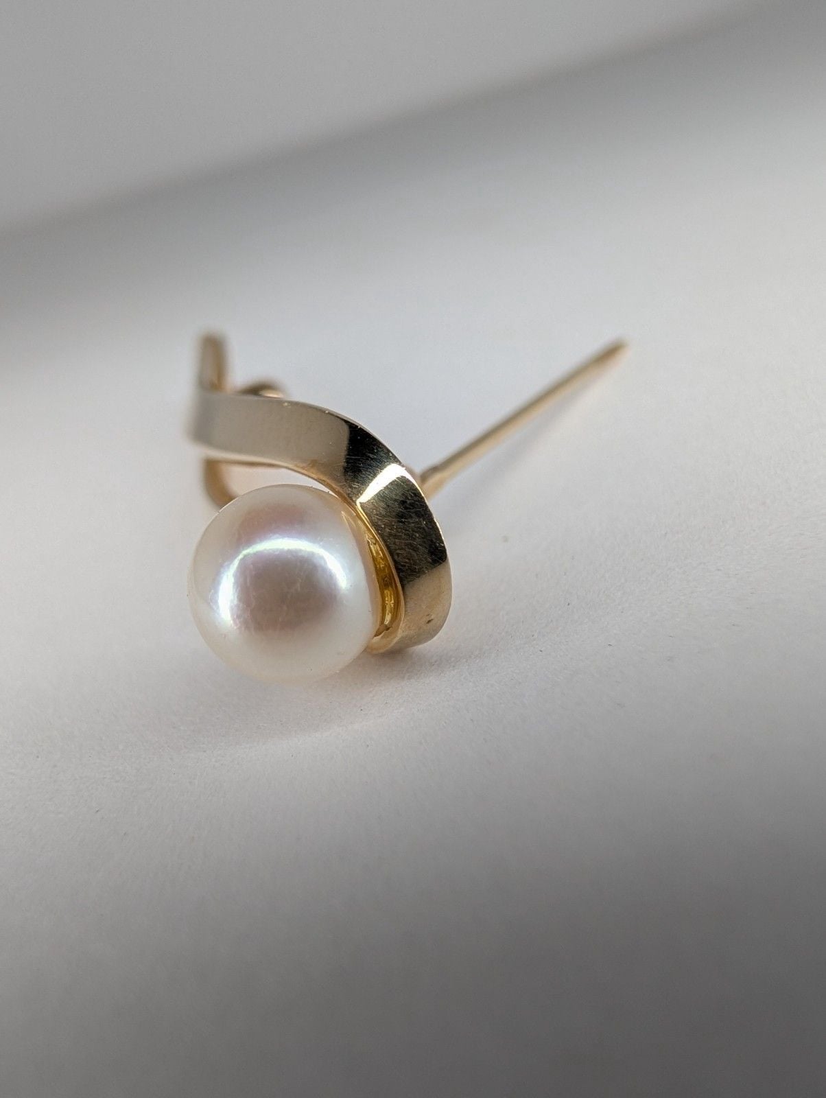 14k Yellow Gold Signed Brooch Pin w/ 1 Round White Pearl Gemstone 6