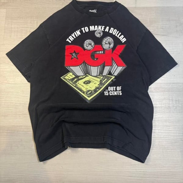 🔥 Vintage DGK “Tryin’ to Make a Dollar” Tee – Size L 🔥
Classic streetwear piece from DGK (Dirty Ghetto Kids) featuring a bold red & yellow graphic on a faded black tee. Iconic “Tryin’ to Make a Dollar Out of 15 Cents” design—perfect