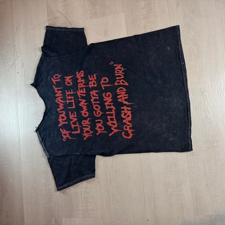 🔥 Mötley Crüe Dr. Feelgood Tee – Distressed Rocker Vibes 🔥
Rare and badass Mötley Crüe Dr. Feelgood graphic tee, featuring a wild half-skull, half-smiling face design on the front. The back has a bold red-lettered quote that screams 4