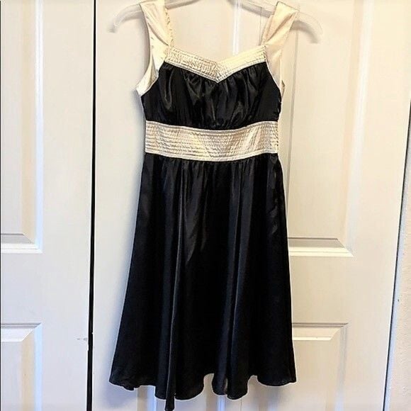 Charlotte Russe Black White Wide Strap Knee Length Flare Dress Jr Size 3 NWT 2