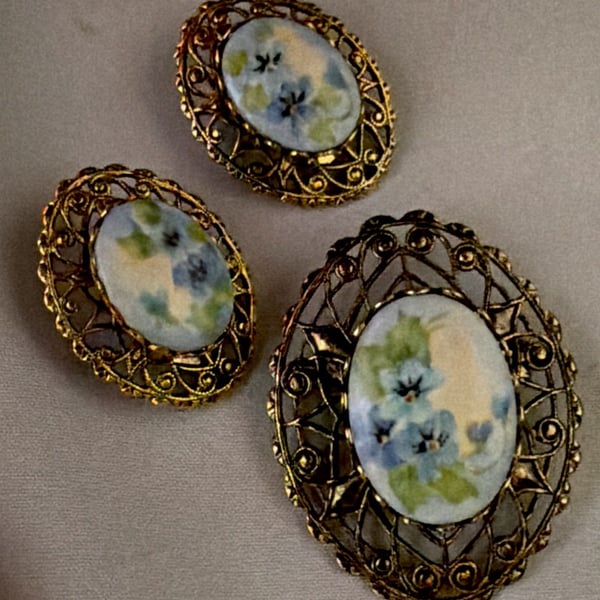 Vtg Hand Painted Floral Porcelain Brooch & Clip Earring Set Pat Pending Filagree