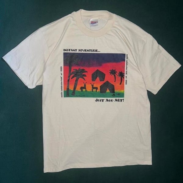 1999 Austin Celebrates Kids’ Art Vintage L Graphic Tee with a kids’ illustration from 1998. Great print, Good Quality Cotton, No Flaws.

Size - L
pit to pit - 21.5”
Length - 31.5”

#vintage #90s #Austin #art #Graphictee
