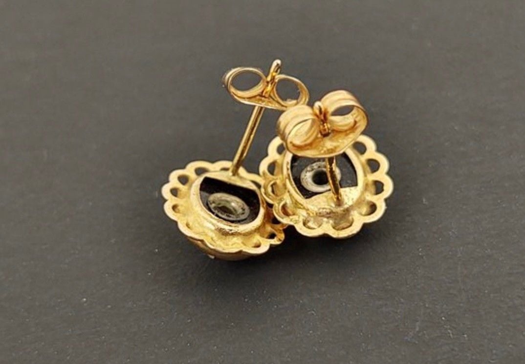 Vintage 14K Yellow Gold Black Onyx & Diamond Stud Earrings Scallop Frame 10
