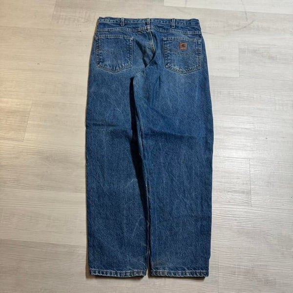 🔥 1990s Carhartt Relaxed Fit Jeans – 36x30 🔥

Classic vintage Carhartt denim built to last! These 1990s Carhartt relaxed-fit jeans are perfect for workwear and streetwear lovers alike. Featuring a medium blue wash, Carhartt back patch, and durabl